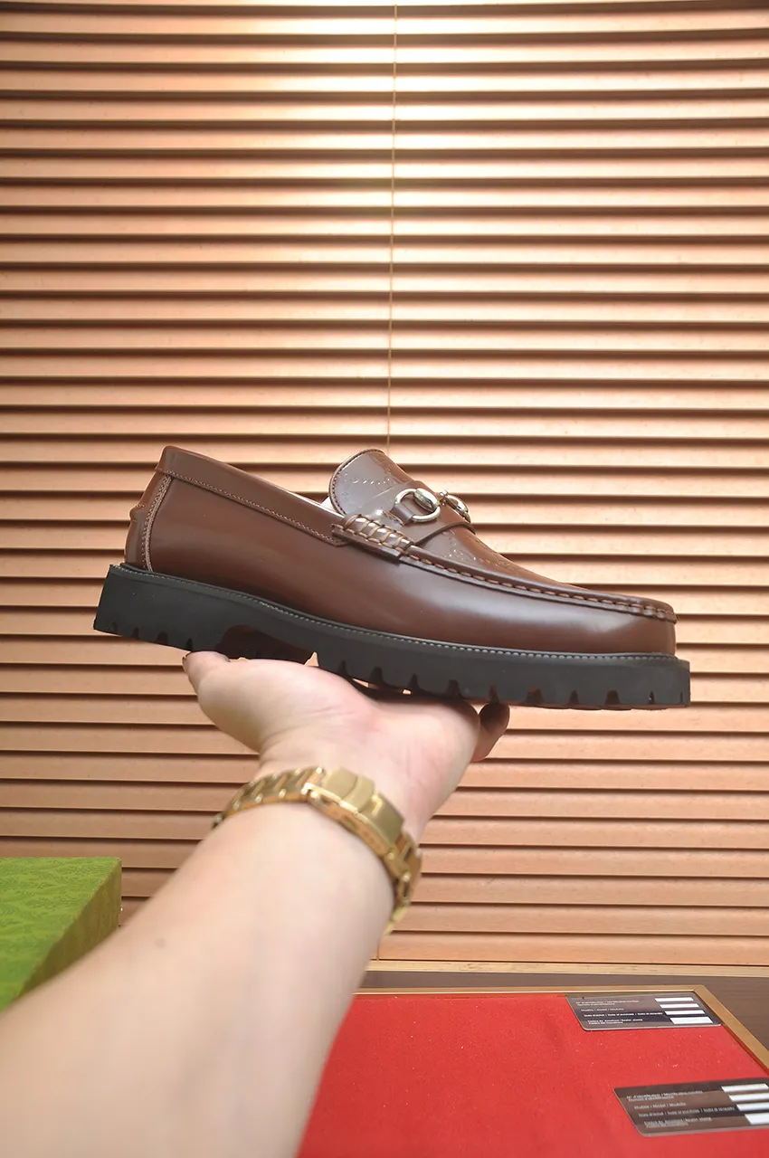 Men's shoes💰560💶Italy's top luxury men's shoe giant (GUCCI) (Gucci) (full cowhide lining) new arrival🍃Original European style🔰 Pleasant to the eye😍In order to make the shoes more durable and non-deformable🌀The production continues to follow traditional methods but there is still no lack of innovation💪Choose original sheepskin for the leather♻️ Smooth and natural And extra bright ⭐Made of imported cowhide, the first choice of rich people 38-45 (45 customized)